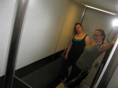 Jag och Nina i hissen! :)